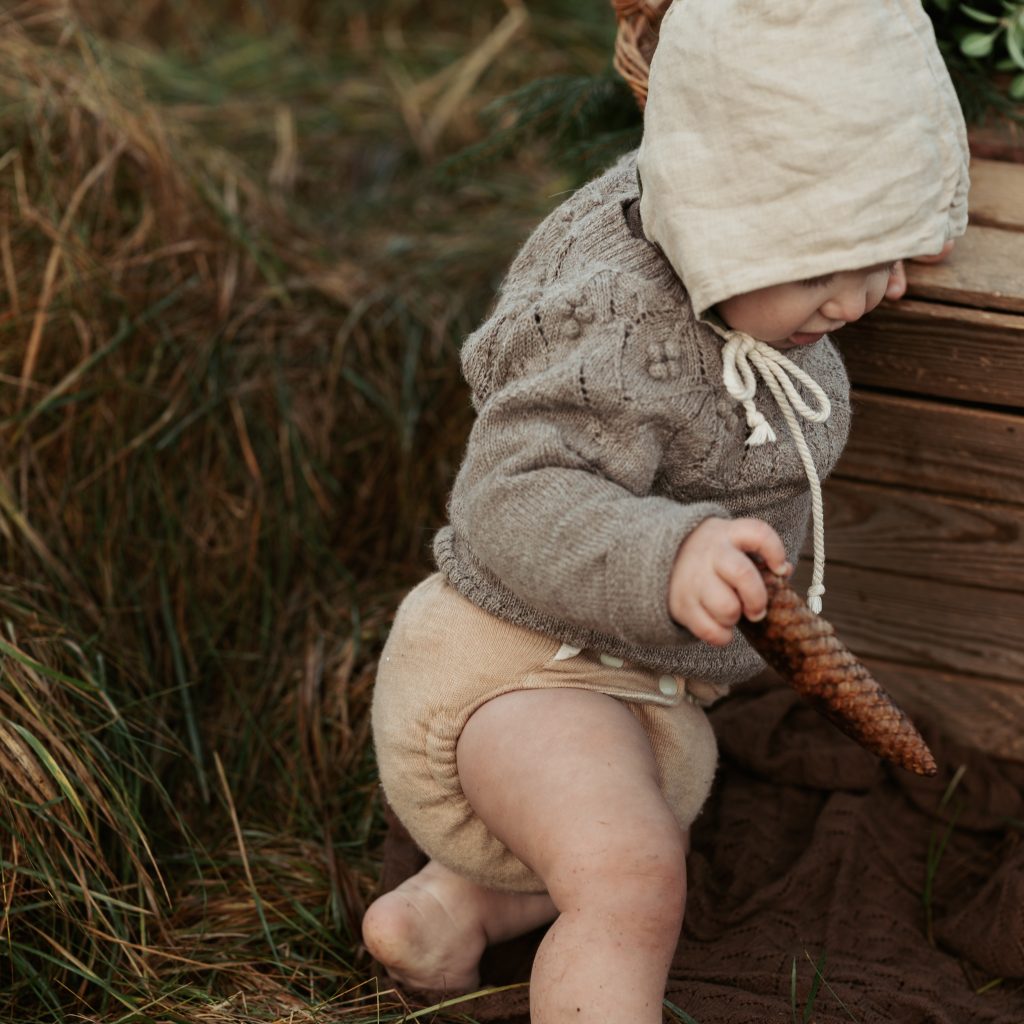 Wollen luiers | Baby in oak, standing